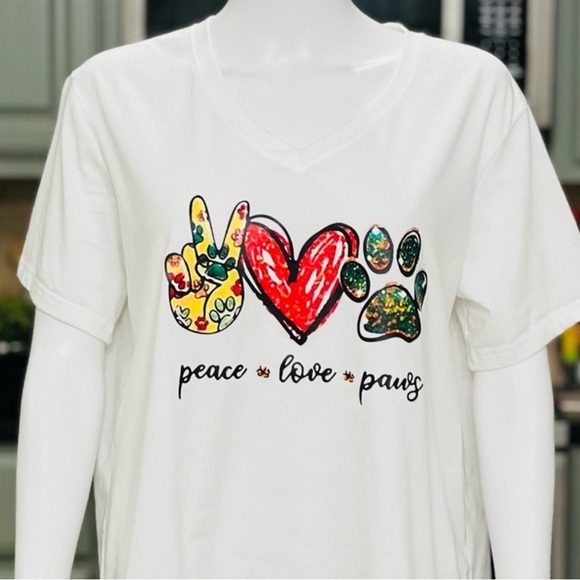 Womens 𝙋𝙖𝙬𝙨 White Graphic Tee with Peace Love Paws Design 𝙓𝙇 - Picture 1 of 11
